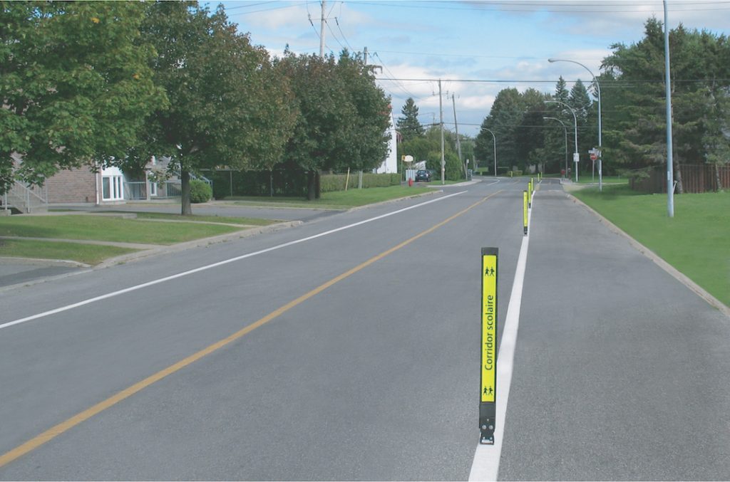 Corridor scolaire protégé avec des balises, bollards , délinéateurs