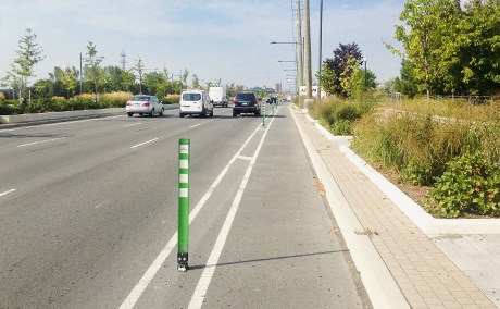 Flexible bike lane delineator posts on a protected bike lane - Highway 7 - York Region, ON