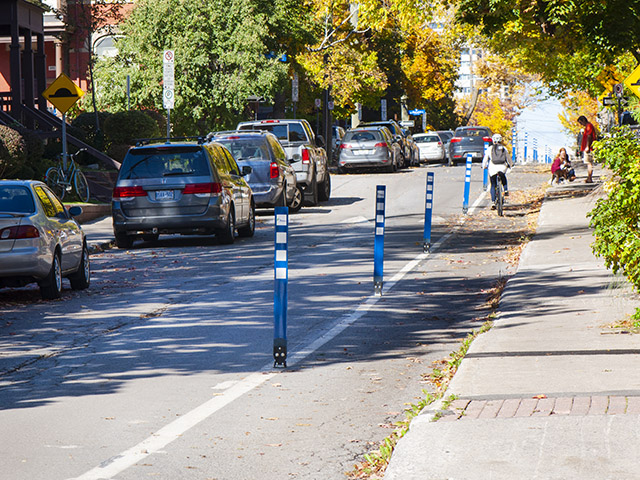 Piste cyclable avec délinéateurs flexibles bleus