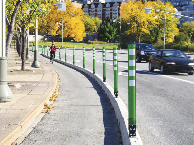 Piste cyclable avec délinéateurs flexibles verts