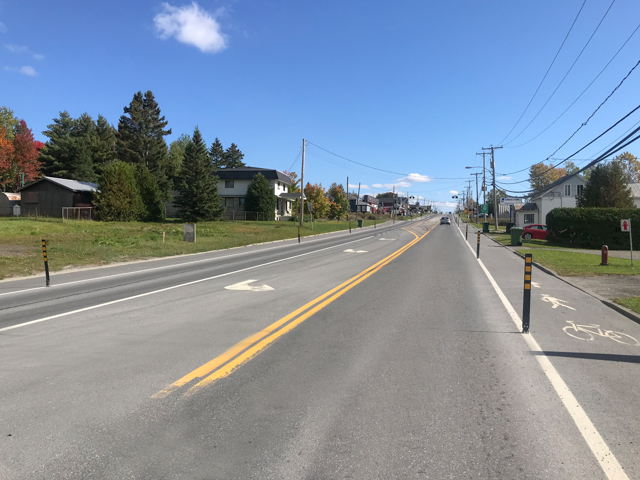 Piste cyclable unidirectionnelle et piétonnière protégée avec délinéateurs / bollards flexibles