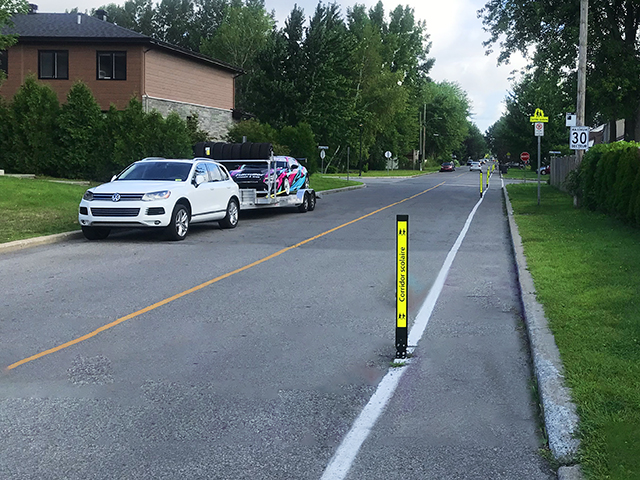 Piste piétonnière avec bollards poteaux flexibles corridor scolaire mobilité active écoles