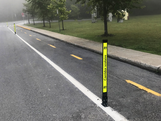 Piste cyclable avec bollards corridor scolaire mobilité active écoles