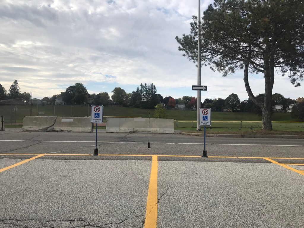 Flexible parking post with disabled parking Rb-93 sign