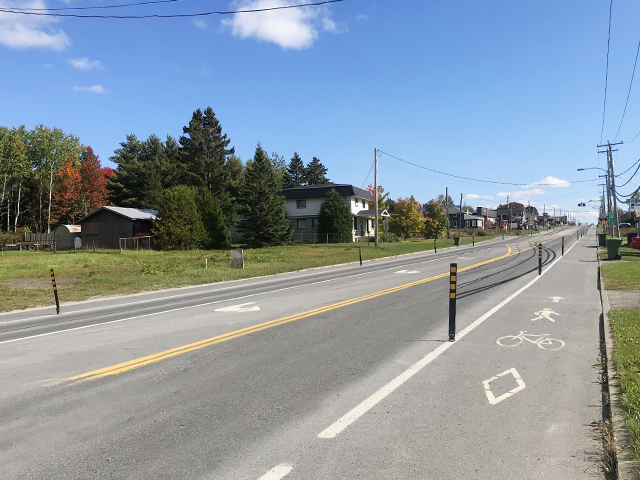 Piste cyclable protégée avec poteaux délinéateurs flexibles - Route Ministère des Transports Québec
