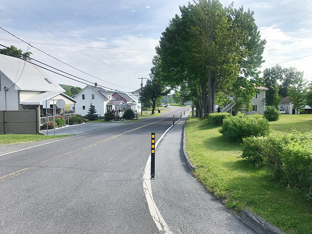 Piste piétonnières avec poteaux piste cyclable route de village