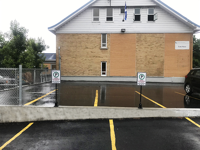 Poteau de stationnement flexible avec panneau / affiche réservé détenteurs de vignette