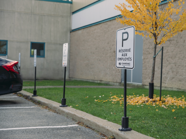 Poteau de stationnement flexible avec affiche réservé aux employés