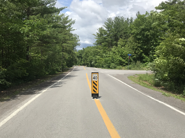 Modération de circulation / Réduction de vitesse - route de campagne villégiature avec balise de centre de rue flexible