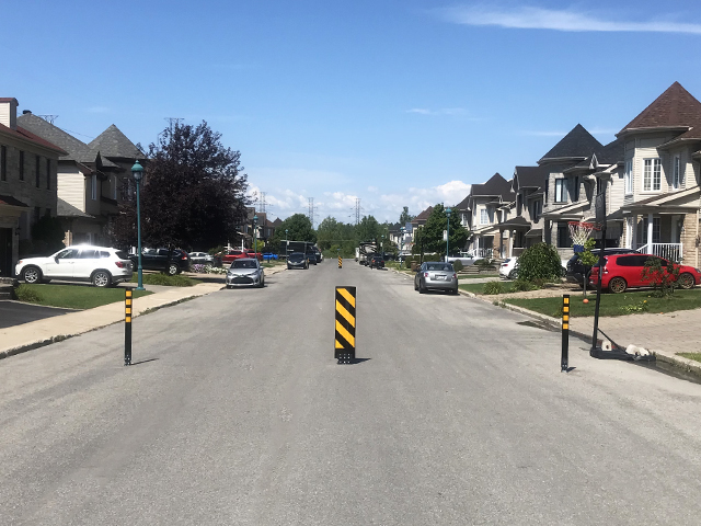 Modération de circulation / Réduction de vitesse - route collectrice - zone résidentielle avec balise de rue flexible et bollards flexibles