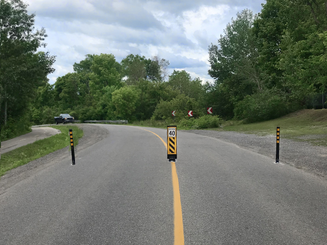 Modération de circulation / Réduction de vitesse - route collectrice avec balise de rue flexible et bollards flexibles