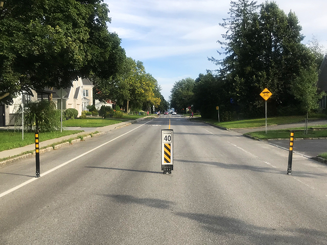 Modération de circulation / Réduction de vitesse - route collectrice avec balise de rue flexible et bollards flexibles