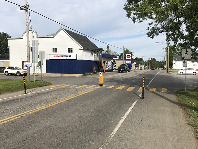 Modération de circulation / Réduction de vitesse - Route Ministère des Transports Québec avec balise piétonnière flexible et bollards flexibles