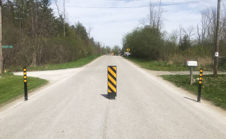 Street narrowing - Traffic calming with signs and bollards / delineators