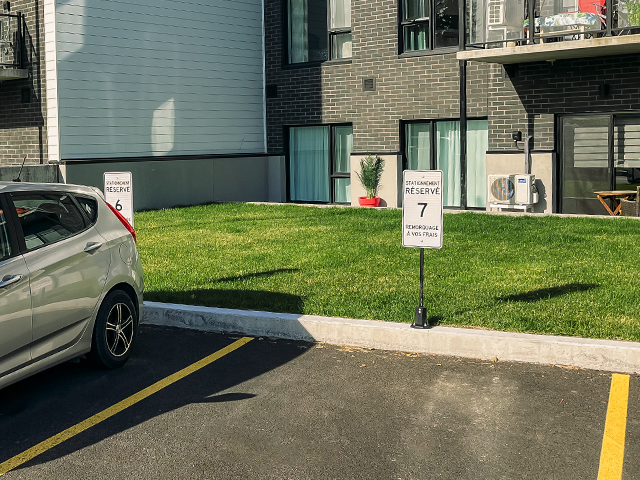 Poteau de stationnement flexible avec affiche stationnement réservé